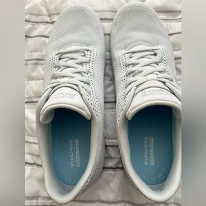 Skechers GOwalk Travel Vegan
Washable Bungee Sneaker- Bali Island - size 9 1/2